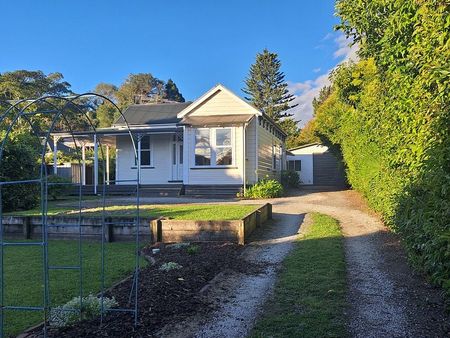 Spacious family home in Whataupoko - Photo 2