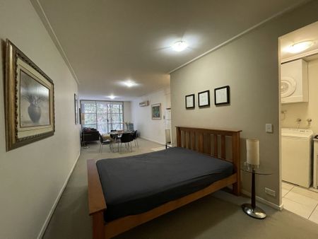 Stylish Furnished Studio Apartment in the Heart of the City - Photo 3