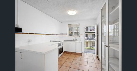 Stunning First-Floor Apartment with Uninterrupted Ocean Views - Photo 5