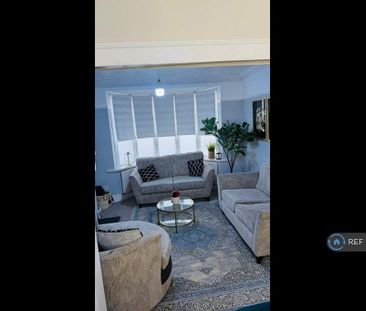 5 bedroom semi-detached house to rent - Photo 3