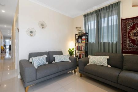 Spacious 4-Bedroom Family Home with Modern Amenities in Enfield - Photo 2