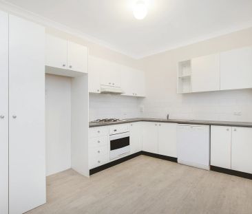 Charming One Bedroom Apartment in Prime Bellevue Hill Location - Photo 3