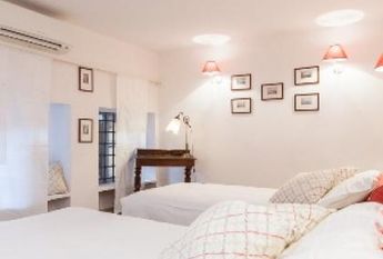 Center-Historic Jewish Quarter: Elegant apartment situated in beautiful Palazzo Nobiliare. Entrance, spacious living with original wood frescoed ceilings, large modern dining and kitchen, 4 bedrooms, 4 Baths, small terrace. #1527