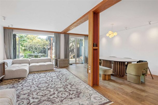 Stunning, gated family house in London Fields. - Photo 1