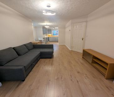 3 bedroom Flat To Let - Photo 3