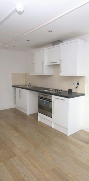 Flat to rent on - Photo 1