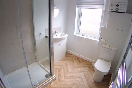 1 bedroom in a flat share to rent - Photo 5