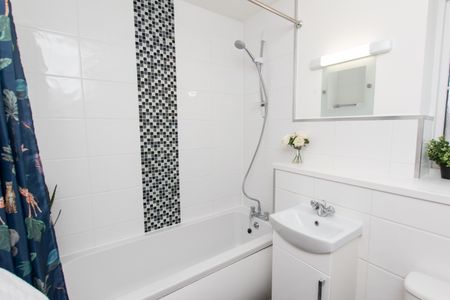 Maidenbower, Crawley, RH10 - Photo 5