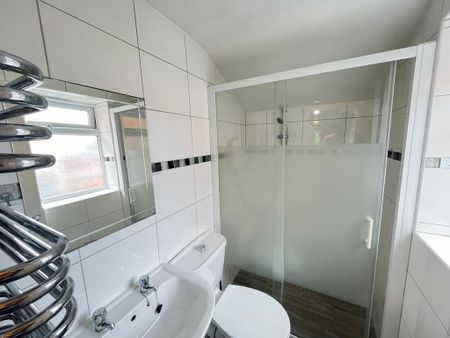 1 bedroom in a house share to rent - Photo 3