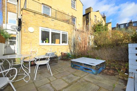 4 bedroom flat to rent - Photo 3