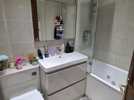 3 Bedroom House - Terraced To Let - Photo 3