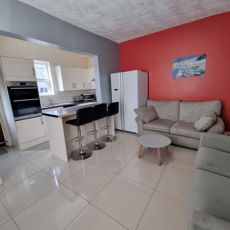 4 bedroom end of terrace house to rent - Photo 1