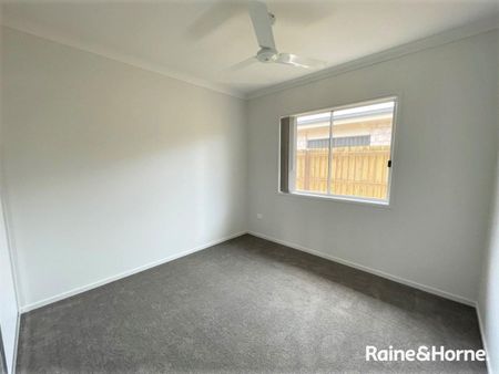 Walk to Urangan Pier - 4 Bedroom Home - Photo 4