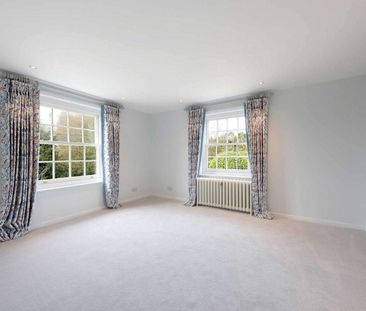 Handsome Grade II listed family home boasting beautifully presented... - Photo 2