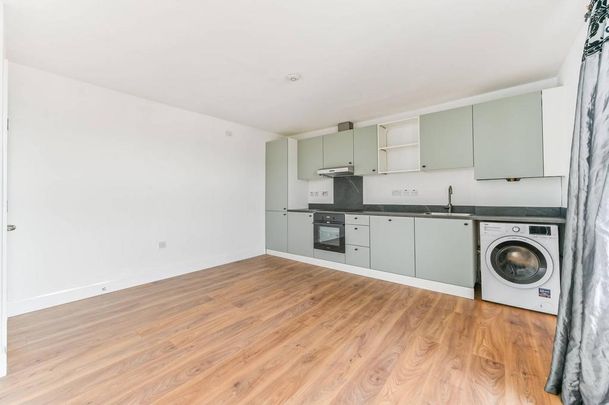 3 bedroom flat to rent - Photo 1