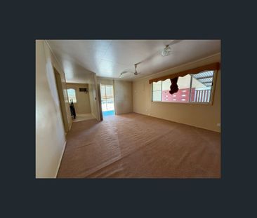 Walking distance to local shops, sporting clubs and pubs - Photo 1