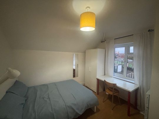 Room in a Shared House, London, W12 - Photo 1