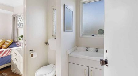 Charming 4BR Home in Mt. Roskill - Photo 5