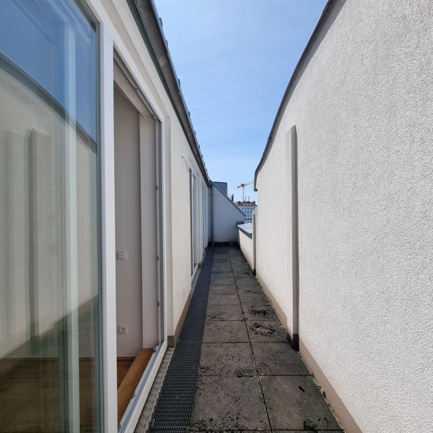 Elegante Dachgeschosswohnung mit voller Raumhöhe – 4 Zimmer, Terrasse & Balkon - Foto 1