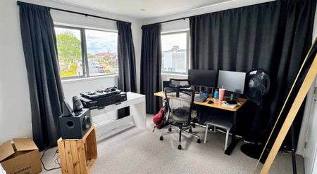 Beautiful 2 bedroom available now! - Photo 2