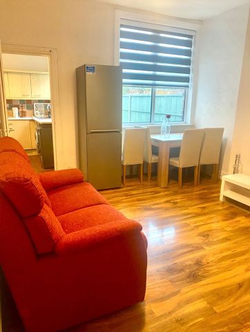 Room in a Shared House, Rusholme Grove, M14 - Photo 2