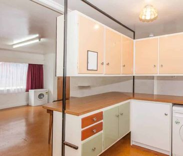 One Bedroom on Queenstown Road! - Photo 2