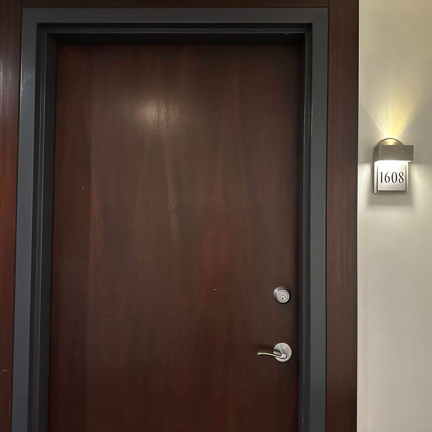 Luxury Downtown Apartment With Concierge, Balcony & Underground Parking - Photo 1