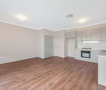 Townhouse in well sought area - Photo 5