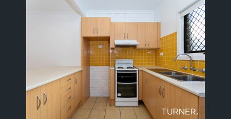 Three bedroom townhouse in superb location! - Photo 2