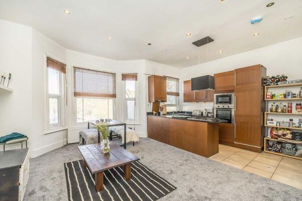 4 bedroom flat to rent - Photo 1