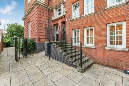 Beautiful duplex loft apartment set within an iconic school conversion. - Photo 4