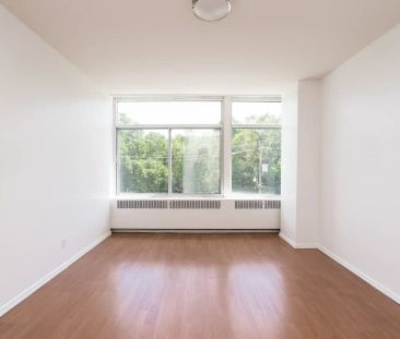 240 Oriole Parkway — 1 Bedroom - unit 206 - Photo 2
