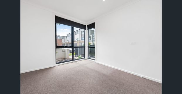 Brand new stunning, modern & elegant. - Photo 1