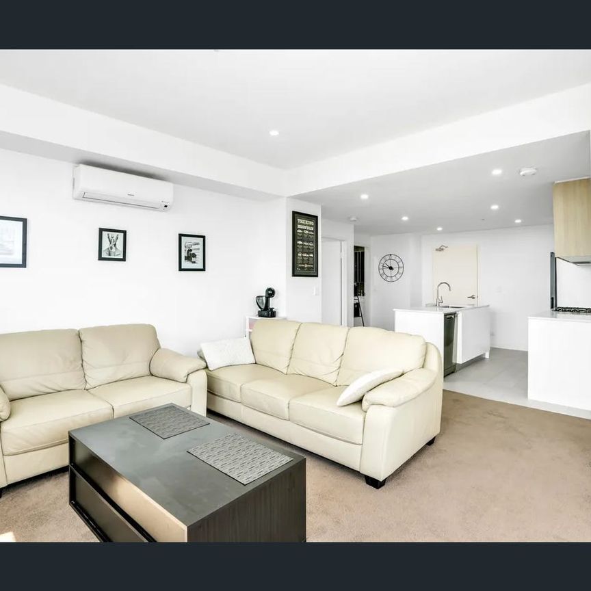 Newly renovated penthouse view apartment - Photo 1