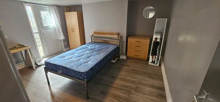 9 Bed - 59 Brudenell Road, Hyde Park, Leeds - LS6 1HA - Student/Professional - Photo 4