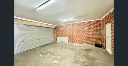 Charming Townhouse in Prime St Albans Location! - Photo 2