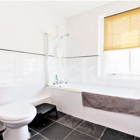 A well-presented one-bedroom flat situated on the sought-after Elgin Avenue, W9 - Photo 4