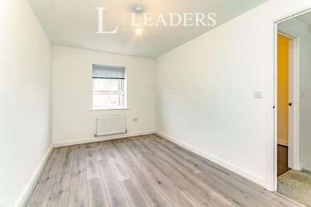 4 bedroom house to rent Bedivere Road, RH11 - Photo 3