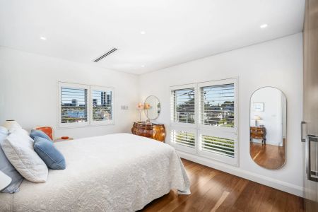 Exquisite 6-Bed Family Home in Pristine Location with Beautiful Water Views - Photo 4