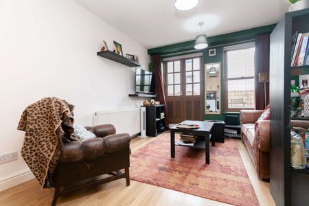 Private balcony features, in this well-proportioned, one bedroom flat. - Photo 2
