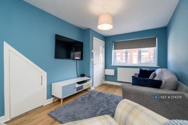 4 bedroom end of terrace house to rent - Photo 1