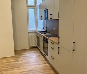 UNBEFRISTET: In Generalsanierung - 4-Zimmerwohnung in der Praterstraße mit einem kleinen straßenseitigen Balkon - Photo 1