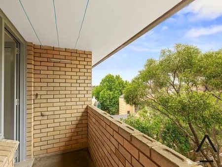 Conveniently Located, Sun-Filled Two Bedroom Apartment With Sensational Leafy And District Views, Only Moments To Shops, Cafes And Transport - Photo 5