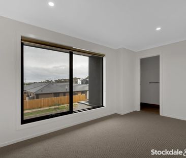 Near New Contemporary Double-Storey Townhouse in Kingsfield Estate - Photo 5