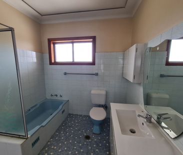 3 Bedroom Spacious Apartment - Photo 4