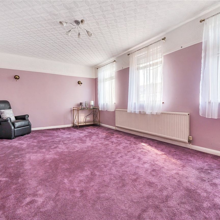 Russell Road, N13, London - Photo 1