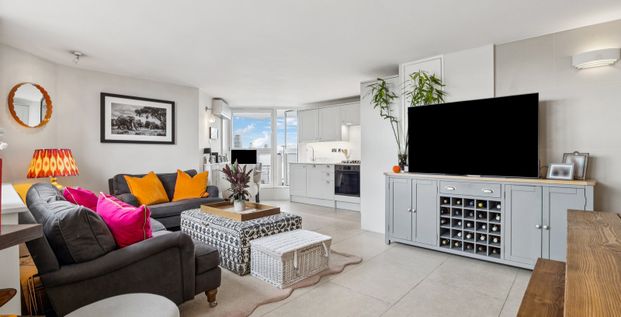 A stunning and rarely available two-bedroom apartment with uninterrupted views of the River Thames and London skyline, set within Chelsea Reach Tower, SW10. - Photo 1