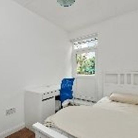 5 Bed Maisonette, Bletchley Court, N1 - Photo 4