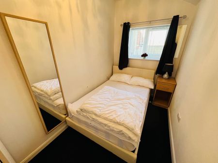 3 bedroom apartment to rent - Photo 4
