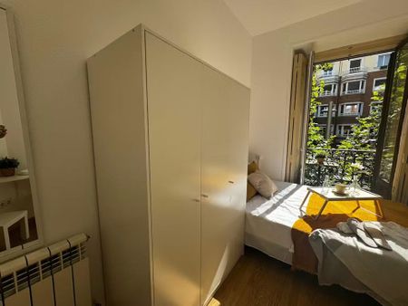 Calle de Trafalgar, Madrid, Community of Madrid 28010 - Photo 4